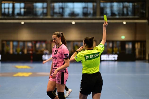 Handball I Frauen I Saison 2025-2026 I EHF European League I VfL Oldenburg - Tertnes Bergen I 22.02.2026 Gelbe Karte für Nora Evelina Cecilia Rosenberg (28, Tertnes Bergen) Buxtehude Halle Nord NEU Niedersachsen Deutschland Copyright: xLobeca FelixxSchlikisx