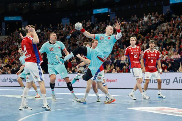 Handball 1. Handball-Bundesliga, Daikin HBL 2025 2026 - Handball Verein Hamburg (HSVH) vs. MT Melsungen Arnar Freyr Arnarsson (Melsungen) wirft aufs Tor, dahinter Dainis Kristopans (Melsungen) , rechts Einar Olafsson (Hamburg) und Jacob Arenth Lassen (Hamburg) . Barclays Arena Hamburg Hamburg Foto: Frank Schoof
