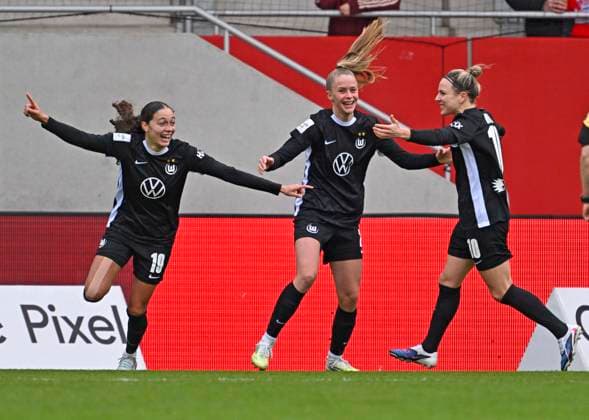 22.02.2026, Google Pixel Frauen-Fussball Bundesliga 2025 2026, 19.Spieltag, FC Bayern München - VfL Wolfsburg, im Bayern-Campus München, Torjubel der Wolfsburger v.l. Kessya Bussy, Svenja Huth (alle Wolfsburg).