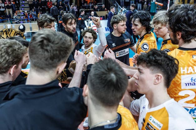 22.02.26, Volleyball, Männer: BR Volleys - Volley Goats Mitteldeutschland, Bundesliga, 23. Spieltag, Max-Schmeling-Halle. Kyle Dagostino (BR Volleys) freut sich mit seiner Mannschaft ueber den Sieg. BR Volleys - Volley Goats Mitteldeutschland,