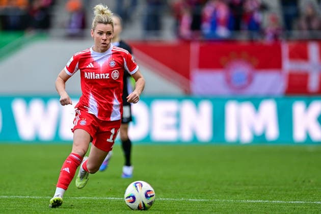 Linda DALLMANN (FC Bayern Muenchen, FCB, 10) am Ball, 22.02.2026, München (Deutschland), Fussball, Google Pixel Frauen-Bundesliga, FC Bayern München - VfL Wolfsburg, DFB DFL REGULATIONS PROHIBIT ANY USE OF PHOTOGRAPHS AS IMAGE SEQUENCES AND OR QUASI-VIDEO.