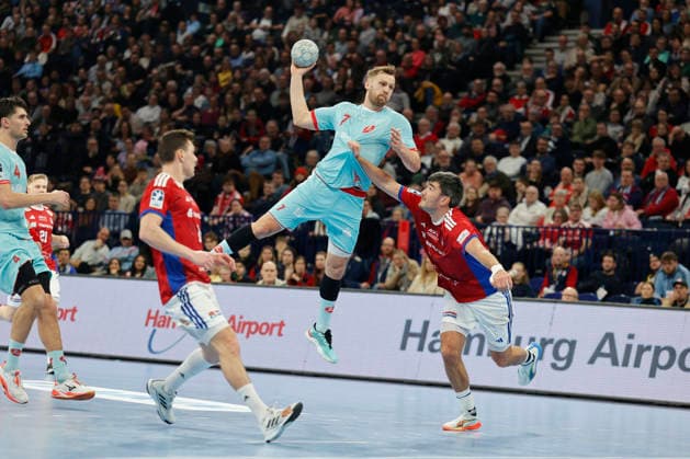 Handball 1. Handball-Bundesliga, Daikin HBL 2025 2026 - Handball Verein Hamburg (HSVH) vs. MT Melsungen David Mandic (Melsungen) wird von Jacob Arenth Lassen (Hamburg) gefoult . Barclays Arena Hamburg Hamburg Foto: Frank Schoof