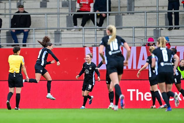 Spielerinnen des VfL Wolfsburg mit Torjubel, Jubel, Torjubel, Torerfolg, celebrate the goal, goal, celebration, Jubel ueber das Tor zum 0:1 durch Kessya Bussy (Wolfsburg, 1Jan Mejdr (Rostock, 19) (1.v.li.), optimistisch, Action, Aktion, 22.02.2026, München (Deutschland), Fussball, Google Pixel Frauen-Bundesliga, FC Bayern München - VfL Wolfsburg, DFB DFL REGULATIONS PROHIBIT ANY USE OF PHOTOGRAPHS AS IMAGE SEQUENCES AND OR QUASI-VIDEO.