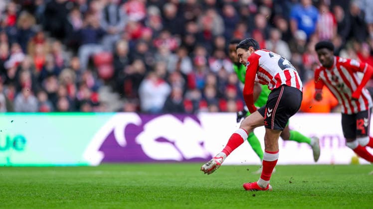 Sunderland v Fulham, Premier League GOAL 1-2 Sunderland midfielder Enzo Le FÃ e (28) scores a goal from the penalty spot to make the score 1-2 during the Premier League match between Sunderland and Fulham at the Stadium Of Light, Sunderland, UK on 22 February 2026. Editorial use only DataCo restrictions apply See www.football-dataco.com , Copyright: xSimonxDaviesx PSI-23794-0035