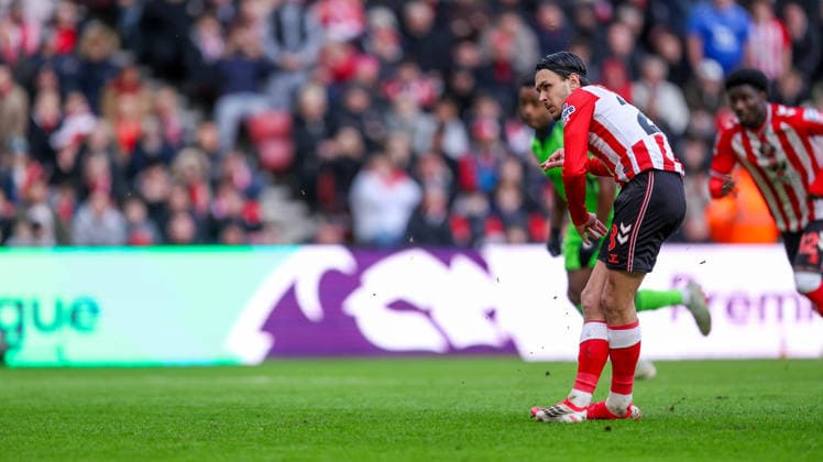 Sunderland v Fulham, Premier League GOAL 1-2 Sunderland midfielder Enzo Le FÃ e (28) scores a goal from the penalty spot to make the score 1-2 during the Premier League match between Sunderland and Fulham at the Stadium Of Light, Sunderland, UK on 22 February 2026. Editorial use only DataCo restrictions apply See www.football-dataco.com , Copyright: xSimonxDaviesx PSI-23794-0036