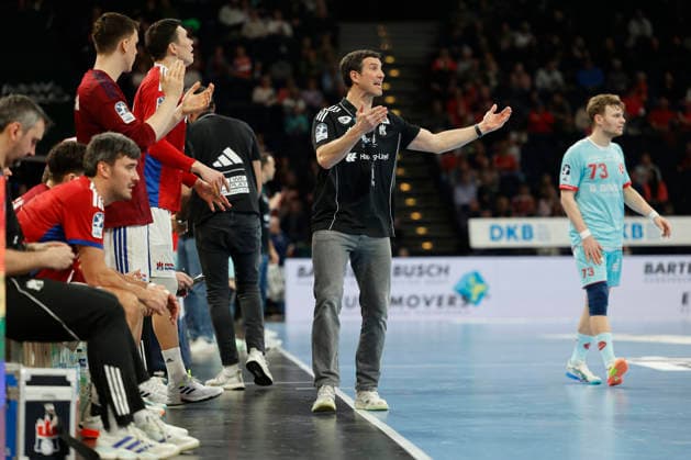 Handball 1. Handball-Bundesliga, Daikin HBL 2025 2026 - Handball Verein Hamburg (HSVH) vs. MT Melsungen Trainer Torsten Jansen (Hamburg) gibt Anweisungen . Barclays Arena Hamburg Hamburg Foto: Frank Schoof