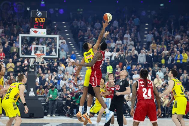 Tip Off, Norris Agbakoko (Alba Berlin, 17) mit Ejiofor Onu (BMA365 Bamberg Baskets, 35), GER, BMA365 Bamberg Baskets vs. Alba Berlin, Basketball, BBL Pokal, BMW TOP FOUR, Finale, Saison 2025 2026, 22.02.2026, GER, BMA365 Bamberg Baskets vs. Alba Berlin, Basketball, BBL Pokal, BMW TOP FOUR, Finale, Saison 2025 2026, 22.02.2026 Muenchen Copyright: xEibner-Pressefoto JennixMaulx EP_JML