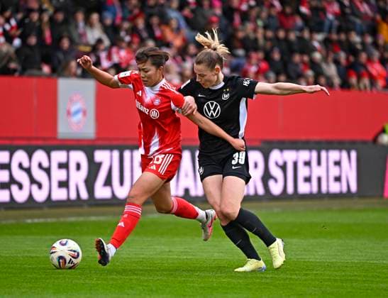 RECORD DATE NOT STATED 22.02.2026, Google Pixel Frauen-Fussball Bundesliga 2025 2026, 19.Spieltag, FC Bayern München - VfL Wolfsburg, im Bayern-Campus München, v.l. Momoko Tanikawa (FC Bayern München) gegen Saraj Linder (Wolfsburg).