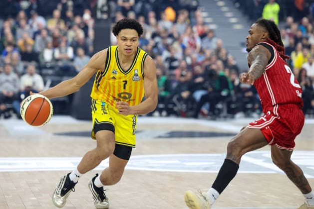 Jack Kayil (Alba Berlin, 07) mit Cobe Williams (BMA365 Bamberg Baskets, 24), GER, BMA365 Bamberg Baskets vs. Alba Berlin, Basketball, BBL Pokal, BMW TOP FOUR, Finale, Saison 2025 2026, 22.02.2026, GER, BMA365 Bamberg Baskets vs. Alba Berlin, Basketball, BBL Pokal, BMW TOP FOUR, Finale, Saison 2025 2026, 22.02.2026 Muenchen Copyright: xEibner-Pressefoto JennixMaulx EP_JML