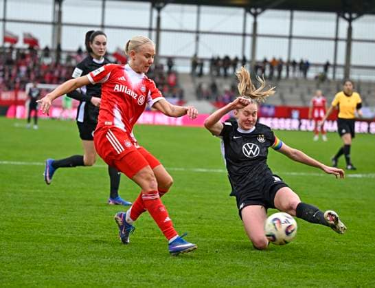 RECORD DATE NOT STATED 22.02.2026, Google Pixel Frauen-Fussball Bundesliga 2025 2026, 19.Spieltag, FC Bayern München - VfL Wolfsburg, im Bayern-Campus München, v.l. Pernille Harder (FC Bayern München) gegen Janina Minge (Wolfsburg).