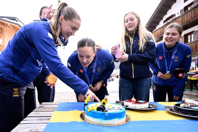CORTINA, ITALIEN 20260222 Lag Hasselborg firas med en guldmedaljtarta efter segern i finalen mellan Schweiz och Sverige i OS-curlingen i Cortina. *** Bilden ingar i SPORTPAKET. För övriga BETALBILD *** CORTINA ITALIEN x10050x *** CORTINA, ITALY 20260222 Team Hasselborg is celebrated with a gold medal cake after the victory in the final between Switzerland and Sweden in the Olympic curling in Cortina The picture is in the SPORTPAKET For others PAYPICTURE CORTINA ITALY x10050x  Copyright: xPontusxLundahl TTx OS 2026 CURLING DAMER FINAL SCHWEIZ-SVERIGE
