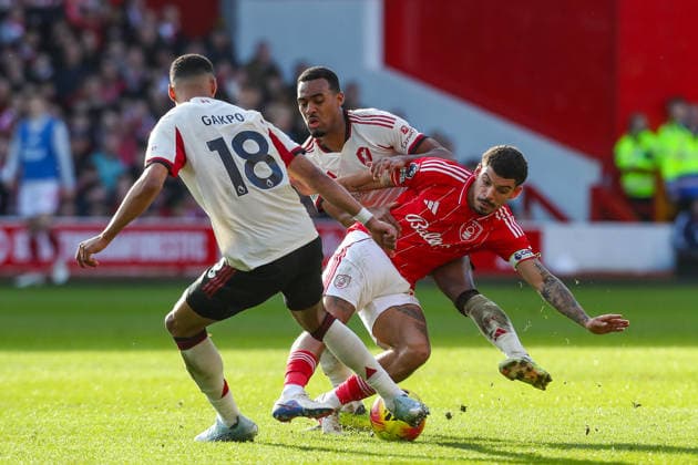 Nottingham Forest v Liverpool, Premier League Morgan Gibbs-White Of Nottingham Forest is fouled by Ryan Gravenberch Of Liverpool &Cody Gakpo Of Liverpool during the Nottingham Forest v Liverpool Premier League match at the City Ground, West Bridgford, England on 22 February 2026 Credit: Lee Keuneke Every Second Media Editorial use only. All images are copyright Every Second Media Limited. No images may be reproduced without prior permission. All rights reserved. Premier League and Football League images are subject to licensing agreements with Football DataCo Limited. see https: www.football-dataco.com Copyright: xIMAGO EveryxSecondxMediax ESM-1816-0057 LeexKeunekex xEveryxSecondxMediax