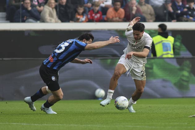 Antonio Vergara of SSC Napoli battle for the ball with Sead Kolasinac of Atalanta BC during Atalanta BC vs SSC Napoli, 26Â° Serie A Enilive 2025-26 game at New Balance arena in Bergamo (BG), Italy, on February 22, 2026.  Copyright: xDavidexCasentini IPAxSportx xipa-agency.netx xx IPA_71875764 IPA_Agency_IPA71875764