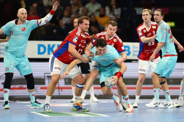 13 Niklas Weller (Handball Verein Hamburg) und 33 Moritz Sauter (Handball Sport Verein Hamburg), 4 Nikolaj Enderleit (MT Melsungen) Handball I Herren I Bundesliga (Daikin HBL) I Saison 2025-2026 I 22. Spieltag I Handball Sport Verein Hamburg - MT Melsungen I 22.02.2026 I Barclays Arena