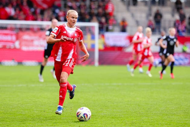 Pernille Harder (21, FC Bayern München) beim Spiel zwischen FC Bayern München v VfL Wolfsburg, Fußball, Frauen, Google Pixel Frauen-Bundesliga, 2025 2026, 19.Spieltag am 22.02.2026 in München, FC Bayern Campus. DFL and DFB regulations prohibit any use of photographs as image sequences and or quasi-video. Bayern Deutschland