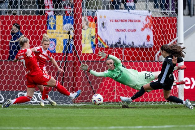 Kessya Bussy (VFL Wolfsburg Frauen, 19) bei ihrem Tor zum 0:1 gegen Linda Dallmann (FC Bayern Muenchen Frauen, 10), Giulia Gwinn (FC Bayern Muenchen Frauen, 07) und Ena Mahmutovic (Torfrau, FC Bayern Muenchen Frauen, 32) GER, FC Bayern Muenchen Frauen vs. VfL Wolfsburg, Fussball, Google Pixel Frauen-Bundesliga, 19. Spieltag, Saison 2025 2026, 22.02.2026. (DFL DFB REGULATIONS PROHIBIT ANY USE OF PHOTOGRAPHS as IMAGE SEQUENCES and or QUASI-VIDEO). GER, FC Bayern Muenchen Frauen vs. VfL Wolfsburg, Fussball, Google Pixel Frauen-Bundesliga, 19. Spieltag, Saison 2025 2026, 22.02.2026. Muenchen Copyright: xEibner-Pressefoto HeikexFeinerx EP_HFR