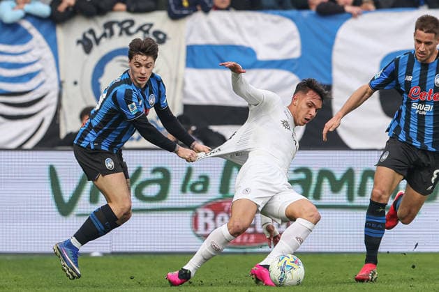 Atalanta s Nicola Zalewski Napoli™s Giovane during the Serie A soccer match between A.C Atalanta B.C. and Napoli at the New Balance Arena in Bergamo, Italy - Sunday, February 22, 2026. - Soccer .  Copyright: xStefanoxNicoli LaPressex