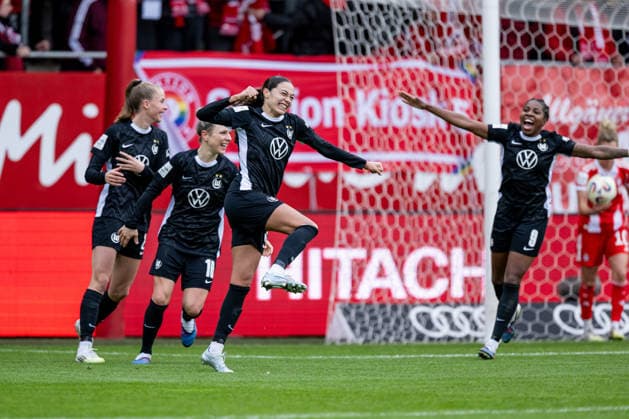 Die Wolfsburgerinnen bejubeln mit Kessya Bussy (VFL Wolfsburg Frauen, 19) deren Tor zum 0:1 GER, FC Bayern Muenchen Frauen vs. VfL Wolfsburg, Fussball, Google Pixel Frauen-Bundesliga, 19. Spieltag, Saison 2025 2026, 22.02.2026. (DFL DFB REGULATIONS PROHIBIT ANY USE OF PHOTOGRAPHS as IMAGE SEQUENCES and or QUASI-VIDEO). GER, FC Bayern Muenchen Frauen vs. VfL Wolfsburg, Fussball, Google Pixel Frauen-Bundesliga, 19. Spieltag, Saison 2025 2026, 22.02.2026. Muenchen Copyright: xEibner-Pressefoto HeikexFeinerx EP_HFR