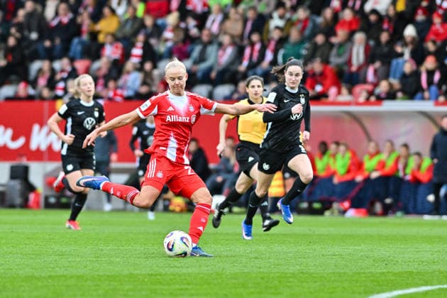 Google Pixel Frauen-Bundesliga; FC Bayern München - VfL Wolfsburg; 22.02.2026 MUNICH, GERMANY - 22. FEBRUARY: am Ball Pernille HARDER (FC Bayern Munich 21) während dem Spiel zwischen den Frauen des FC Bayern München und den Frauen des VfL Wolfsburg am 19. Spieltag der Google Pixel Frauen-Bundesliga am FC Bayern Campus Copyright: xBEAUTIFULxSPORTS Goldbergx