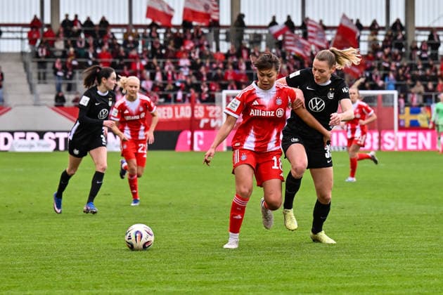 Google Pixel Frauen-Bundesliga; FC Bayern München - VfL Wolfsburg; 22.02.2026 MUNICH, GERMANY - 22. FEBRUARY: im Duell Momoko TANIKAWA (FC Bayern Munich 18) und Sarai LINDER (VfL Wolfsburg Frauen 39) während dem Spiel zwischen den Frauen des FC Bayern München und den Frauen des VfL Wolfsburg am 19. Spieltag der Google Pixel Frauen-Bundesliga am FC Bayern Campus Copyright: xBEAUTIFULxSPORTS Goldbergx