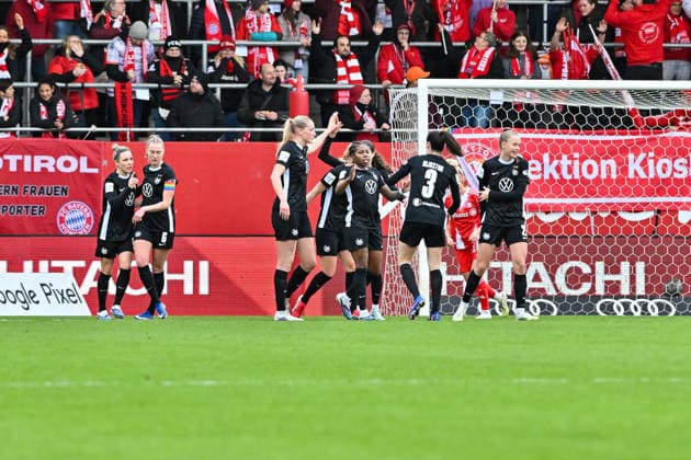 Google Pixel Frauen-Bundesliga; FC Bayern München - VfL Wolfsburg; 22.02.2026 MUNICH, GERMANY - 22. FEBRUARY: Jubel der Wolfsburgerinnen nach dem Treffer zum 0-1 durch Kessya BUSSY (VfL Wolfsburg Frauen 19) Tor Torschuetze Freude Happy während dem Spiel zwischen den Frauen des FC Bayern München und den Frauen des VfL Wolfsburg am 19. Spieltag der Google Pixel Frauen-Bundesliga am FC Bayern Campus Copyright: xBEAUTIFULxSPORTS Goldbergx