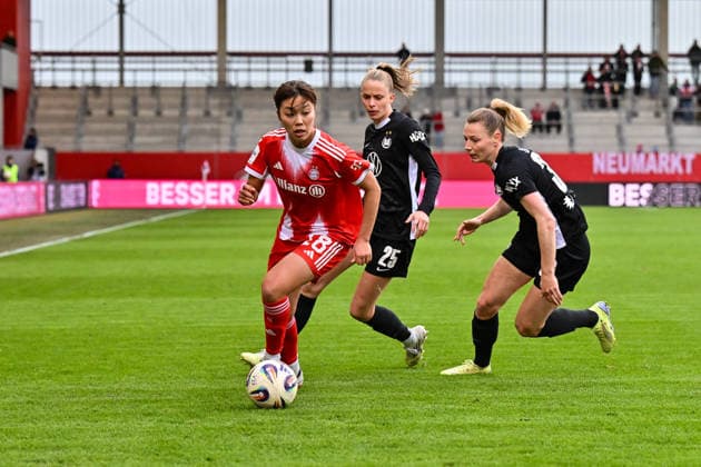 Google Pixel Frauen-Bundesliga; FC Bayern München - VfL Wolfsburg; 22.02.2026 MUNICH, GERMANY - 22. FEBRUARY: im Duell Momoko TANIKAWA (FC Bayern Munich 18) und Sarai LINDER (VfL Wolfsburg Frauen 39) während dem Spiel zwischen den Frauen des FC Bayern München und den Frauen des VfL Wolfsburg am 19. Spieltag der Google Pixel Frauen-Bundesliga am FC Bayern Campus Copyright: xBEAUTIFULxSPORTS Goldbergx