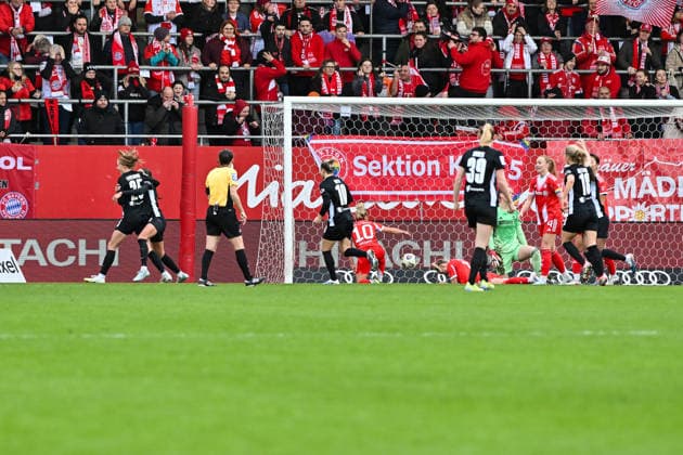 Google Pixel Frauen-Bundesliga; FC Bayern München - VfL Wolfsburg; 22.02.2026 MUNICH, GERMANY - 22. FEBRUARY: Jubel der Wolfsburgerinnen nach dem Treffer zum 0-1 durch Kessya BUSSY (VfL Wolfsburg Frauen 19) Tor Torschuetze Freude Happy während dem Spiel zwischen den Frauen des FC Bayern München und den Frauen des VfL Wolfsburg am 19. Spieltag der Google Pixel Frauen-Bundesliga am FC Bayern Campus Copyright: xBEAUTIFULxSPORTS Goldbergx