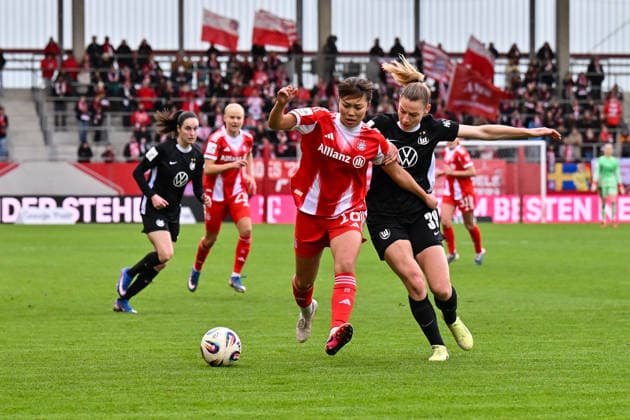 Google Pixel Frauen-Bundesliga; FC Bayern München - VfL Wolfsburg; 22.02.2026 MUNICH, GERMANY - 22. FEBRUARY: im Duell Momoko TANIKAWA (FC Bayern Munich 18) und Sarai LINDER (VfL Wolfsburg Frauen 39) während dem Spiel zwischen den Frauen des FC Bayern München und den Frauen des VfL Wolfsburg am 19. Spieltag der Google Pixel Frauen-Bundesliga am FC Bayern Campus Copyright: xBEAUTIFULxSPORTS Goldbergx