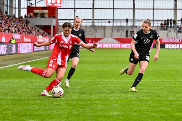 Google Pixel Frauen-Bundesliga; FC Bayern München - VfL Wolfsburg; 22.02.2026 MUNICH, GERMANY - 22. FEBRUARY: im Duell Momoko TANIKAWA (FC Bayern Munich 18) und Sarai LINDER (VfL Wolfsburg Frauen 39) während dem Spiel zwischen den Frauen des FC Bayern München und den Frauen des VfL Wolfsburg am 19. Spieltag der Google Pixel Frauen-Bundesliga am FC Bayern Campus Copyright: xBEAUTIFULxSPORTS Goldbergx