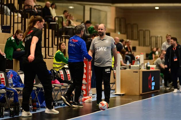 Handball I Frauen I Saison 2025-2026 I EHF European League I VfL Oldenburg - Tertnes Bergen I 22.02.2026 Begrüßung und Hand schütteln Tore Johannessen (Trainer, Tertnes Bergen) und Niels Bötel (VfL Oldenburg) Buxtehude Halle Nord NEU Niedersachsen Deutschland Copyright: xLobeca FelixxSchlikisx