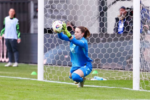 Stina Johannes (1, VfL Wolfsburg) kann den Freistoß mühelos halten beim Spiel zwischen FC Bayern München v VfL Wolfsburg, Fußball, Frauen, Google Pixel Frauen-Bundesliga, 2025 2026, 19.Spieltag am 22.02.2026 in München, FC Bayern Campus. DFL and DFB regulations prohibit any use of photographs as image sequences and or quasi-video. Bayern Deutschland