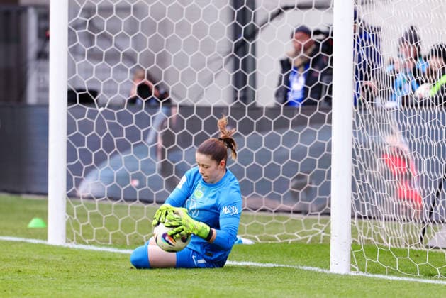 Stina Johannes (1, VfL Wolfsburg) kann den Freistoß mühelos halten beim Spiel zwischen FC Bayern München v VfL Wolfsburg, Fußball, Frauen, Google Pixel Frauen-Bundesliga, 2025 2026, 19.Spieltag am 22.02.2026 in München, FC Bayern Campus. DFL and DFB regulations prohibit any use of photographs as image sequences and or quasi-video. Bayern Deutschland