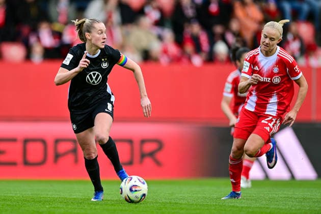 v.li.: Janina Minge (Wolfsburg, 6) Pernille HARDER (FC Bayern Muenchen, FCB, 21) im Zweikampf, Duell, duel, tackle, Dynamik, Action, Aktion, 22.02.2026, München (Deutschland), Fussball, Google Pixel Frauen-Bundesliga, FC Bayern München - VfL Wolfsburg, DFB DFL REGULATIONS PROHIBIT ANY USE OF PHOTOGRAPHS AS IMAGE SEQUENCES AND OR QUASI-VIDEO.
