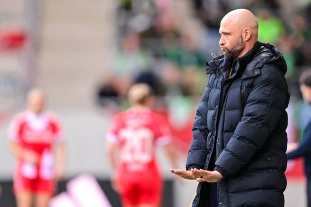 Trainer Stephan Lerch (Cheftrainer, VfL Wolfsburg) beruhigt seine Spielerinnen, gibt Anweisungen, gestikuliert, mit den Armen gestikulieren, gives instructions, gesticulate, 22.02.2026, München (Deutschland), Fussball, Google Pixel Frauen-Bundesliga, FC Bayern München - VfL Wolfsburg, DFB DFL REGULATIONS PROHIBIT ANY USE OF PHOTOGRAPHS AS IMAGE SEQUENCES AND OR QUASI-VIDEO.
