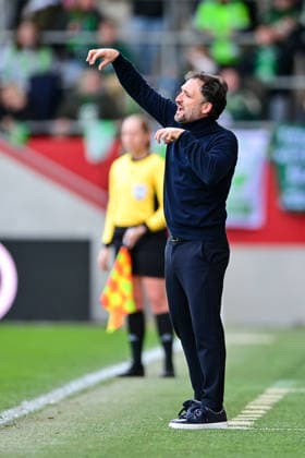 Trainer Jose BARCALA (Coach, Headcoach, FC Bayern Muenchen, FCB) gibt Anweisungen, gestikuliert, mit den Armen gestikulieren, gives instructions, gesticulate, Freisteller, Einzelbild, Aktion, Action, 22.02.2026, München (Deutschland), Fussball, Google Pixel Frauen-Bundesliga, FC Bayern München - VfL Wolfsburg, DFB DFL REGULATIONS PROHIBIT ANY USE OF PHOTOGRAPHS AS IMAGE SEQUENCES AND OR QUASI-VIDEO.
