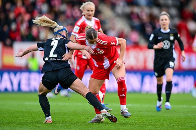 v.li.: Thea Bjelde (Wolfsburg, 2) Klara BUEHL (FC Bayern Muenchen, FCB, 17) im Zweikampf, Duell, duel, tackle, Dynamik, Action, Aktion, 22.02.2026, München (Deutschland), Fussball, Google Pixel Frauen-Bundesliga, FC Bayern München - VfL Wolfsburg, DFB DFL REGULATIONS PROHIBIT ANY USE OF PHOTOGRAPHS AS IMAGE SEQUENCES AND OR QUASI-VIDEO.
