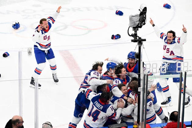 LKS 20260222 Players of USA celebrating 1-2 overtime victory during the men s Ice hockey, Eishockey gold medal match between Canada and USA during the Milano Cortina Winter Olympics at the Milano Santagiulia Ice Hockey Arena in Milan on February 22, 2026. - EMMI KORHONEN Milano Italy Vf6m9SF2NZU  Copyright: xEmmixKorhonenx Vf6m9SF2NZU