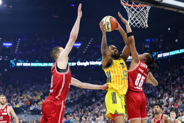 Jwan Roberts (Alba Berlin, 13) mit Austin Crowley (BMA365 Bamberg Baskets, 85) und Daniel Keppeler (BMA365 Bamberg Baskets, 31), GER, BMA365 Bamberg Baskets vs. Alba Berlin, Basketball, BBL Pokal, BMW TOP FOUR, Finale, Saison 2025 2026, 22.02.2026, GER, BMA365 Bamberg Baskets vs. Alba Berlin, Basketball, BBL Pokal, BMW TOP FOUR, Finale, Saison 2025 2026, 22.02.2026 Muenchen Copyright: xEibner-Pressefoto JennixMaulx EP_JML