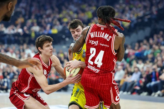 Jonas Mattisseck (Alba Berlin, 09) mit Cobe Williams (BMA365 Bamberg Baskets, 24) und Richard Balint (BMA365 Bamberg Baskets, 11), GER, BMA365 Bamberg Baskets vs. Alba Berlin, Basketball, BBL Pokal, BMW TOP FOUR, Finale, Saison 2025 2026, 22.02.2026, GER, BMA365 Bamberg Baskets vs. Alba Berlin, Basketball, BBL Pokal, BMW TOP FOUR, Finale, Saison 2025 2026, 22.02.2026 Muenchen Copyright: xEibner-Pressefoto JennixMaulx EP_JML