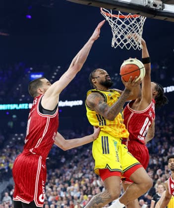 Jwan Roberts (Alba Berlin, 13) mit Austin Crowley (BMA365 Bamberg Baskets, 85) und Daniel Keppeler (BMA365 Bamberg Baskets, 31), GER, BMA365 Bamberg Baskets vs. Alba Berlin, Basketball, BBL Pokal, BMW TOP FOUR, Finale, Saison 2025 2026, 22.02.2026, GER, BMA365 Bamberg Baskets vs. Alba Berlin, Basketball, BBL Pokal, BMW TOP FOUR, Finale, Saison 2025 2026, 22.02.2026 Muenchen Copyright: xEibner-Pressefoto JennixMaulx EP_JML