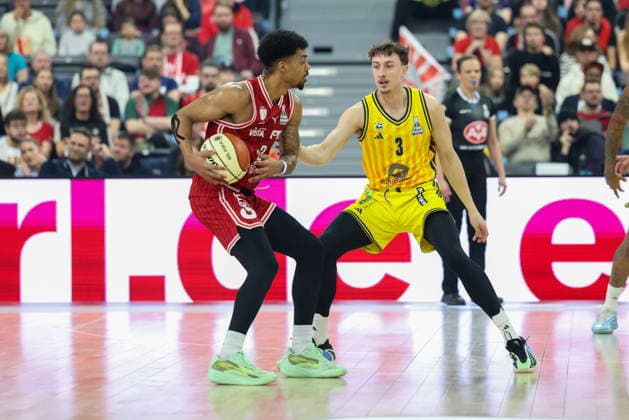 Demarcus Demonia (BMA365 Bamberg Baskets, 08) mit Alex OConnell (Alba Berlin, 03), GER, BMA365 Bamberg Baskets vs. Alba Berlin, Basketball, BBL Pokal, BMW TOP FOUR, Finale, Saison 2025 2026, 22.02.2026, GER, BMA365 Bamberg Baskets vs. Alba Berlin, Basketball, BBL Pokal, BMW TOP FOUR, Finale, Saison 2025 2026, 22.02.2026 Muenchen Copyright: xEibner-Pressefoto JennixMaulx EP_JML
