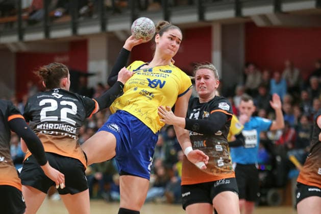 Handball, 2. Alsco HBF: HC Leipzig - VfL Waiblingen; 22.02.2026 Marlene Tucholke (23, HC Leipzig) zwischen Cosima Würdinger (22, VfL Waiblingen) und Samira Brand (13, VfL Waiblingen). 2. Alsco Handball Bundesliga Frauen, HBF, Saison 2025 2026, 19. Spieltag: HC Leipzig vs. VfL Waiblingen am 22.02.2026 in der Sporthalle Brüderstraße Leipzig. Copyright: xBEAUTIFULxSPORTS JanxKaeferx