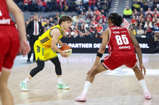 Bennet Hundt (Alba Berlin, 33) mit Austin Crowley (BMA365 Bamberg Baskets, 85), GER, BMA365 Bamberg Baskets vs. Alba Berlin, Basketball, BBL Pokal, BMW TOP FOUR, Finale, Saison 2025 2026, 22.02.2026, GER, BMA365 Bamberg Baskets vs. Alba Berlin, Basketball, BBL Pokal, BMW TOP FOUR, Finale, Saison 2025 2026, 22.02.2026 Muenchen Copyright: xEibner-Pressefoto JennixMaulx EP_JML