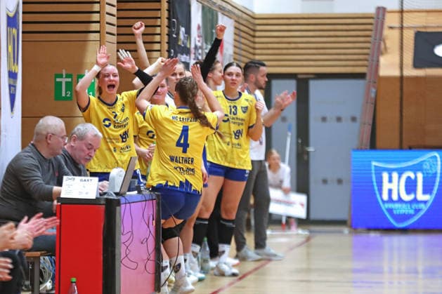 Handball, 2. Alsco HBF: HC Leipzig - VfL Waiblingen; 22.02.2026 Freude bei Pauline Uhlmann (2, HC Leipzig) und der HCL-Bank. Jubel, Emotionen. 2. Alsco Handball Bundesliga Frauen, HBF, Saison 2025 2026, 19. Spieltag: HC Leipzig vs. VfL Waiblingen am 22.02.2026 in der Sporthalle Brüderstraße Leipzig. Copyright: xBEAUTIFULxSPORTS JanxKaeferx