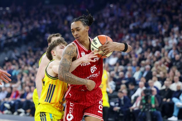 Bennet Hundt (Alba Berlin, 33) mit Austin Crowley (BMA365 Bamberg Baskets, 85), GER, BMA365 Bamberg Baskets vs. Alba Berlin, Basketball, BBL Pokal, BMW TOP FOUR, Finale, Saison 2025 2026, 22.02.2026, GER, BMA365 Bamberg Baskets vs. Alba Berlin, Basketball, BBL Pokal, BMW TOP FOUR, Finale, Saison 2025 2026, 22.02.2026 Muenchen Copyright: xEibner-Pressefoto JennixMaulx EP_JML