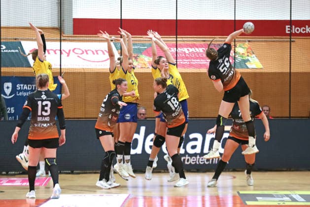 Handball, 2. Alsco HBF: HC Leipzig - VfL Waiblingen; 22.02.2026 Der HCL-Block steigt beim Wurf von Laura Nagy (56, VfL Waiblingen) geschlossen hoch. 2. Alsco Handball Bundesliga Frauen, HBF, Saison 2025 2026, 19. Spieltag: HC Leipzig vs. VfL Waiblingen am 22.02.2026 in der Sporthalle Brüderstraße Leipzig. Copyright: xBEAUTIFULxSPORTS JanxKaeferx