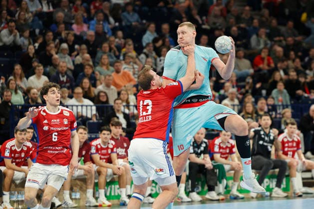 Handball 1. Handball-Bundesliga, Daikin HBL 2025 2026 - Handball Verein Hamburg (HSVH) vs. MT Melsungen Dainis Kristopans (Melsungen) bekommt von Niklas Weller (Hamburg) einen Kinnhaken . Barclays Arena Hamburg Hamburg Foto: Frank Schoof