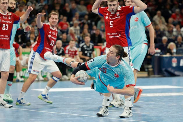 Handball 1. Handball-Bundesliga, Daikin HBL 2025 2026 - Handball Verein Hamburg (HSVH) vs. MT Melsungen Olle Forsell Schefvert (Melsungen) wirft im Tiefflug ein Tor . Barclays Arena Hamburg Hamburg Foto: Frank Schoof