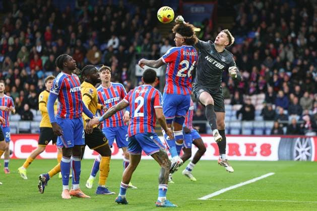 Dean Henderson of Crystal Palace punches clear Crystal Palace v Wolverhampton Wanderers, Premier League, Football, Selhurst Park, London, UK - 22 Feb 2026London Selhurst Park United Kingdom EDITORIAL USE ONLY No use with unauthorised audio, video, data, fixture lists, club league logos or live services. Online in-match use limited to 120 images, no video emulation. No use in betting, games or single club league player publications. Copyright: xSimonxDael Shutterstockx 16681548ba