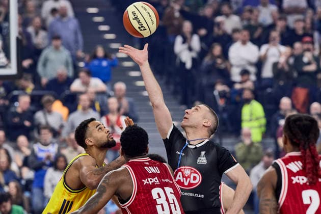 Deutsche Basketball Liga BBL Pokal, BMA365 Bamberg BASKETS vs ALBA Berlin, Berlin ALBA, Bamberg BMA365 BASKETS, 2026-02-22 in München (SAP Garden) AGBAKOKO Norris (ALBA Berlin Center (C) Nr17-BER17), ONU Ejiofor (BMA365 Bamberg BASKETS Center (C) Nr35-BAM35), LOTTERMOSER Robert (DBB referee) sportworld München SAP Garden Bayern Deutschland